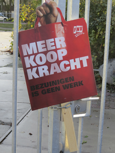 908116 Afbeelding van het protestbord 'MEER KOOP KRACHT', achtergelaten na de manifestatie van de FNV, op 30 nov. 2013, ...